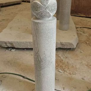 通辽 芝麻白花岗岩石材挡车石柱、停车柱、圆柱挡车柱、方柱挡车柱等