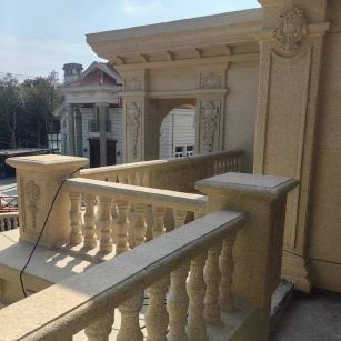 通辽 黄金麻别墅外墙干挂雕花配合阳台栏杆花瓶柱