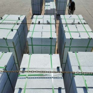 通辽 芝麻白花岗岩5公分地铺石 花岗岩厂家工厂装车日常