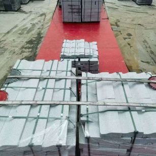 通辽 芝麻白仿形加直形路沿石出货日常