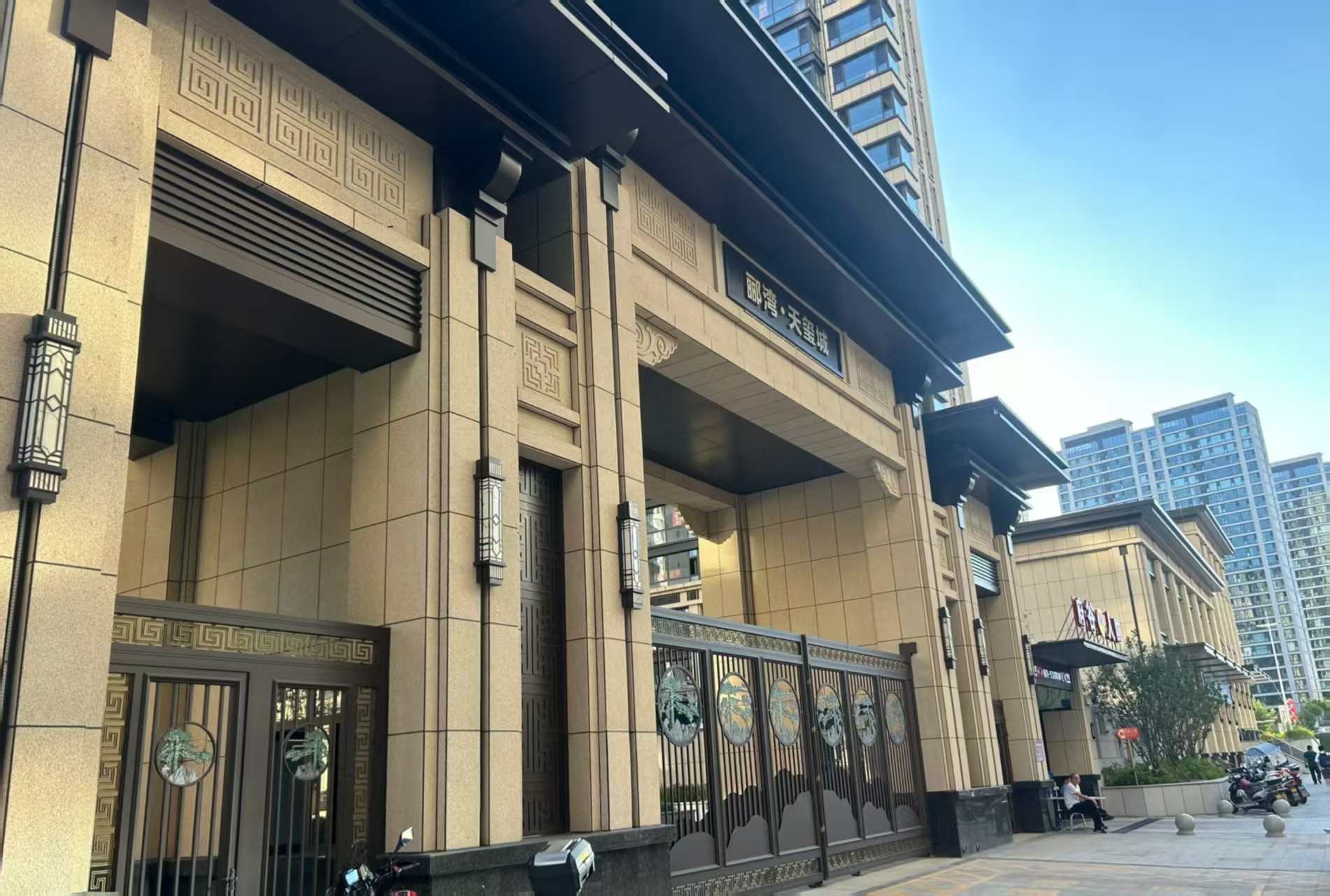 通辽 黄金麻花岗岩荔枝面小区门楼外墙干挂