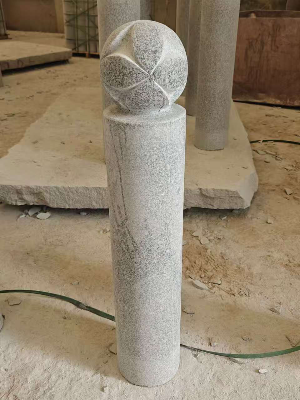 通辽 芝麻白花岗岩石材挡车石柱、停车柱、圆柱挡车柱、方柱挡车柱等