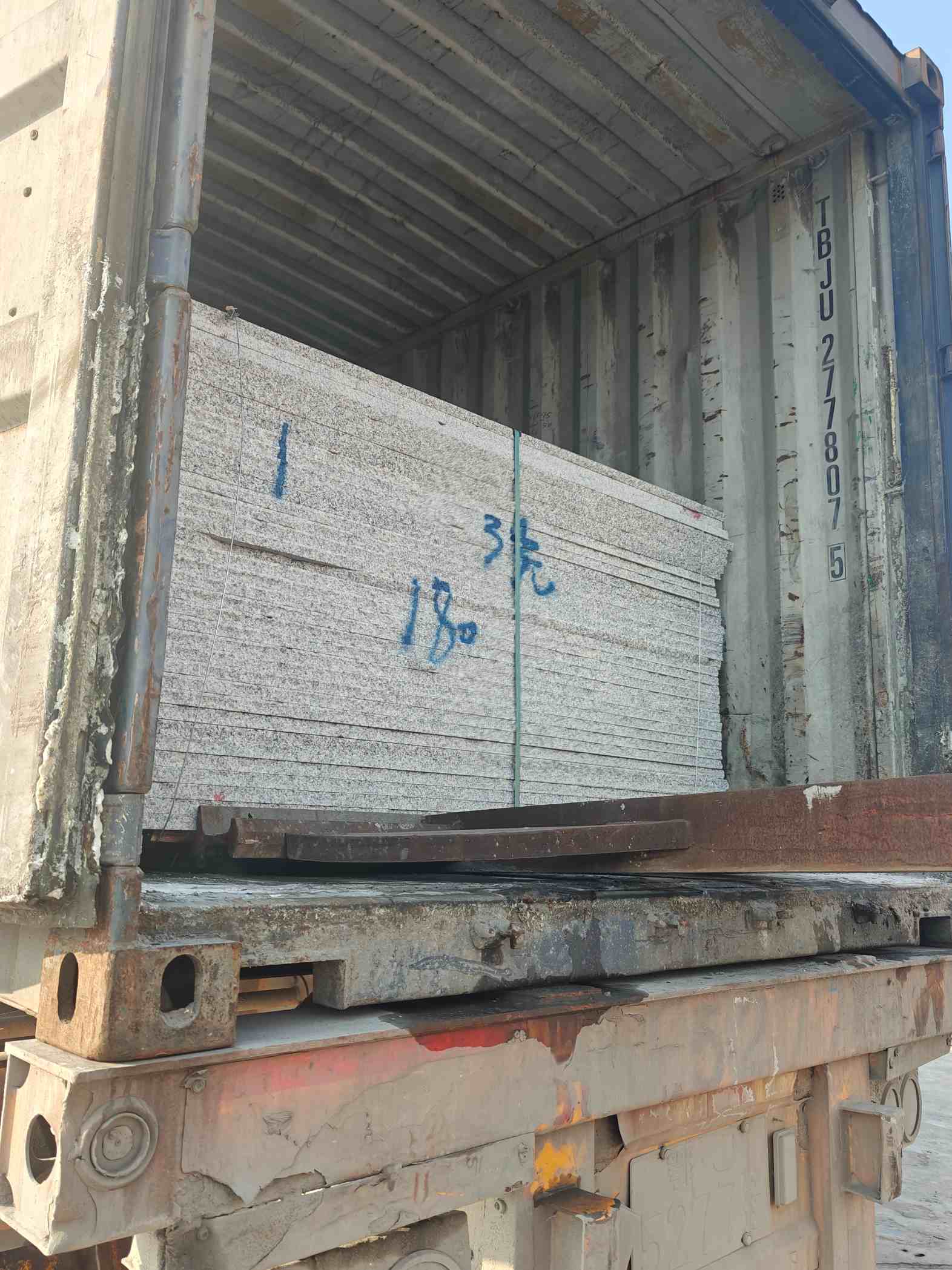 通辽 芝麻白花岗岩石材3.0公分光面毛板装柜出货