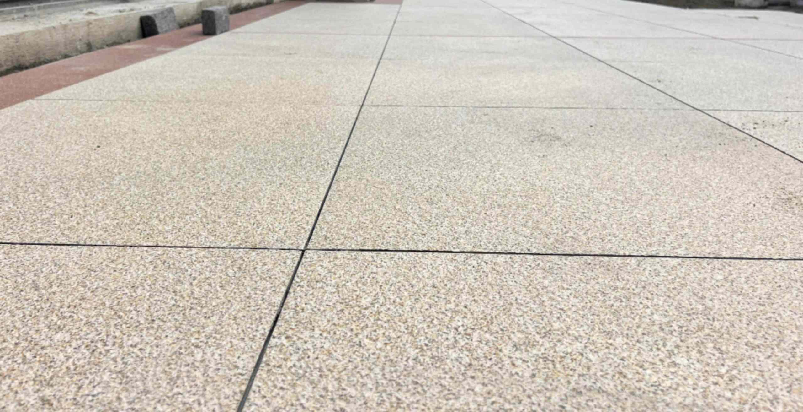 通辽 黄金麻花岗岩石板材荔枝面地面铺装效果