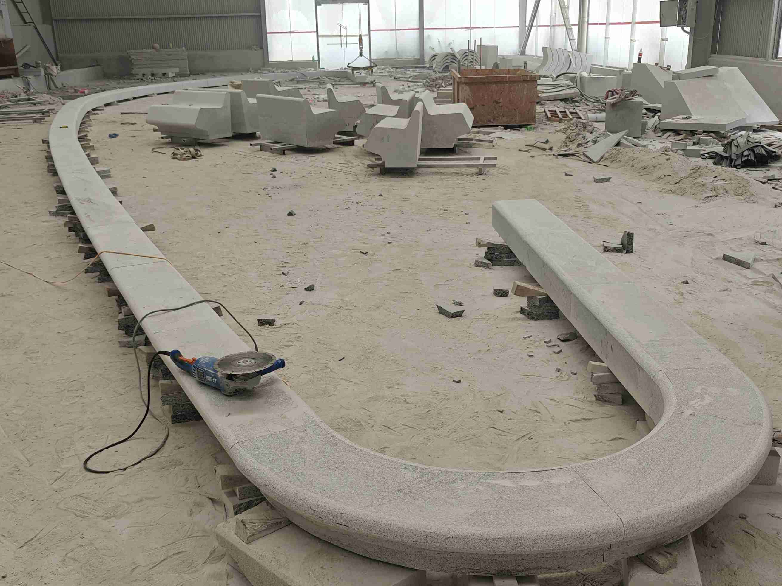 通辽 芝麻白花岗岩弧形花坛石，坐凳石