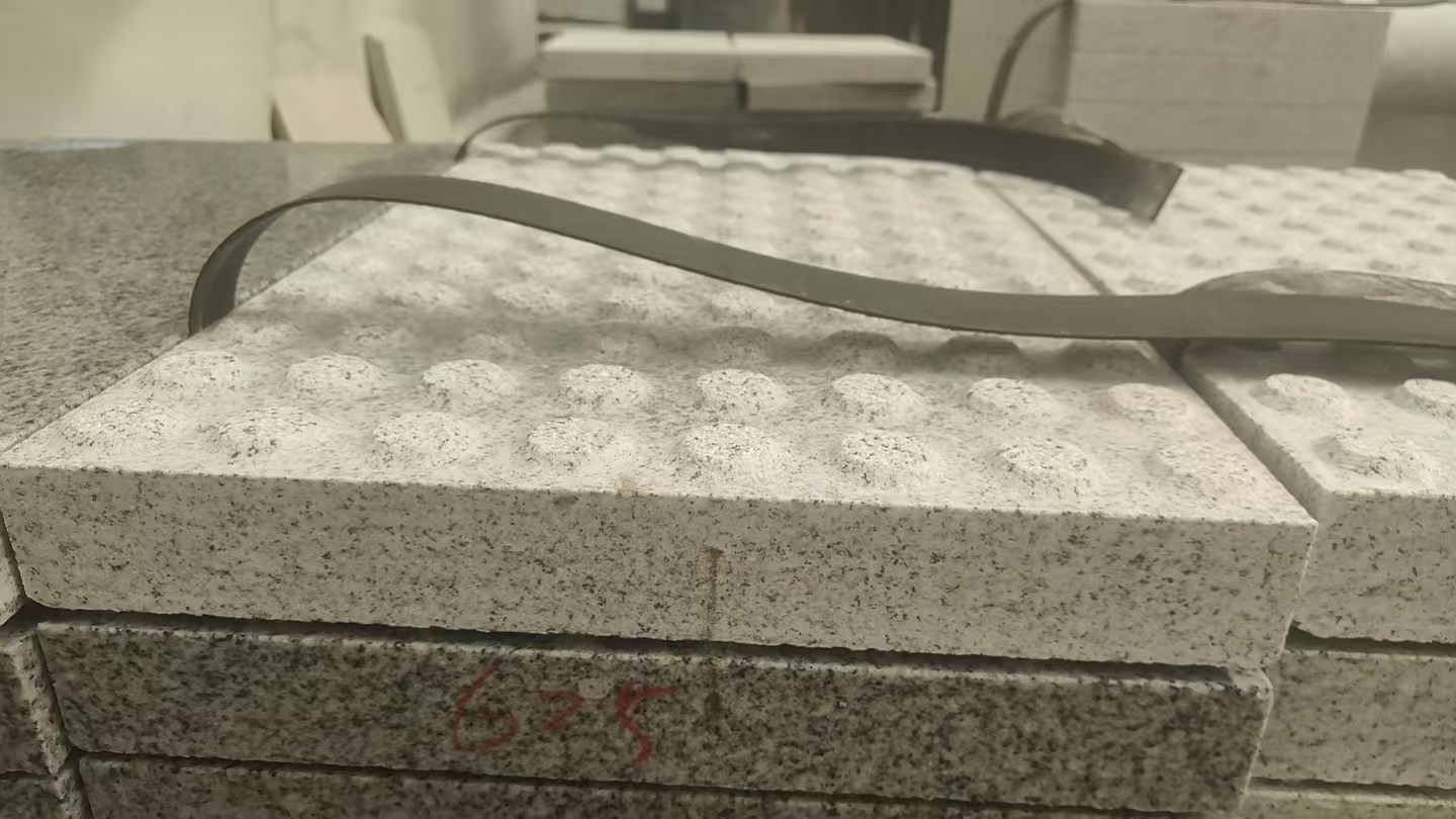 通辽 芝麻白花岗岩6.0公分荔枝面五轴加工雕刻盲点