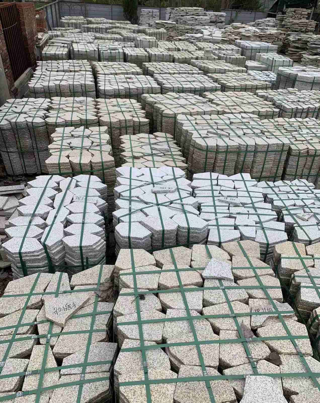 通辽 黄金麻白麻花岗岩荔枝面地铺石(冰裂纹)