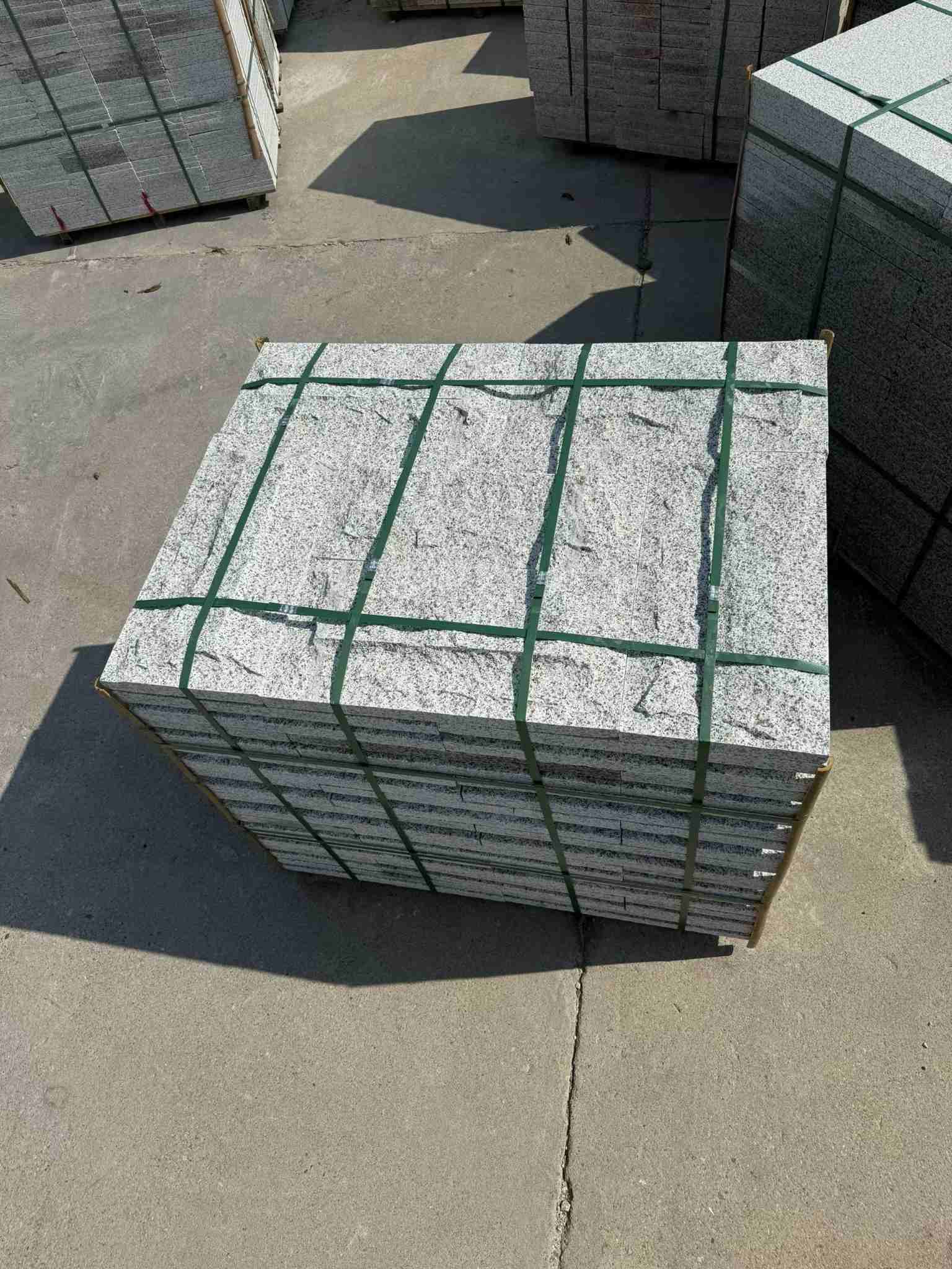 通辽 白麻花岗岩石材自然面蘑菇石成品