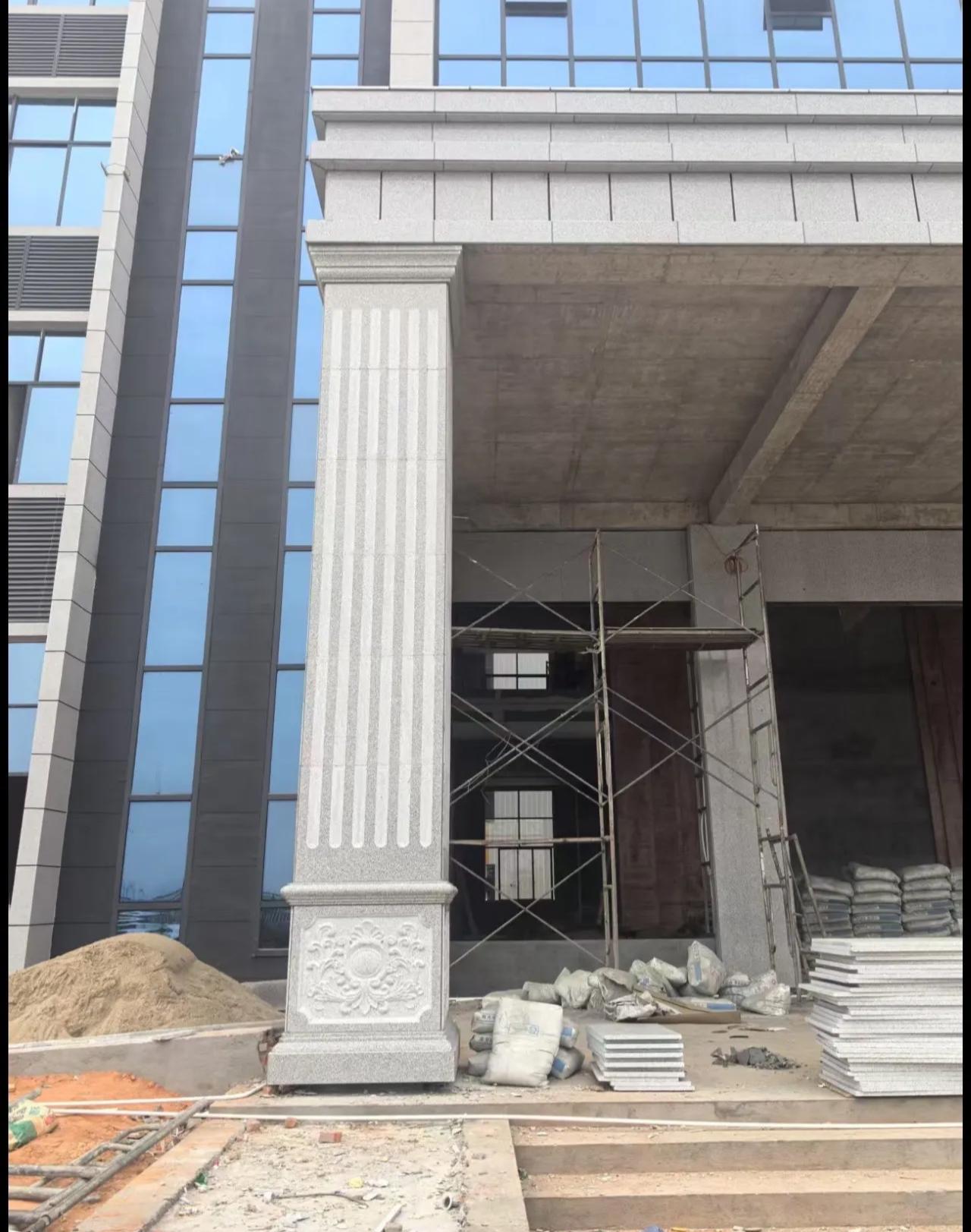 通辽 芝麻白光面花岗岩门楼大柱（罗马柱）配雕花底座