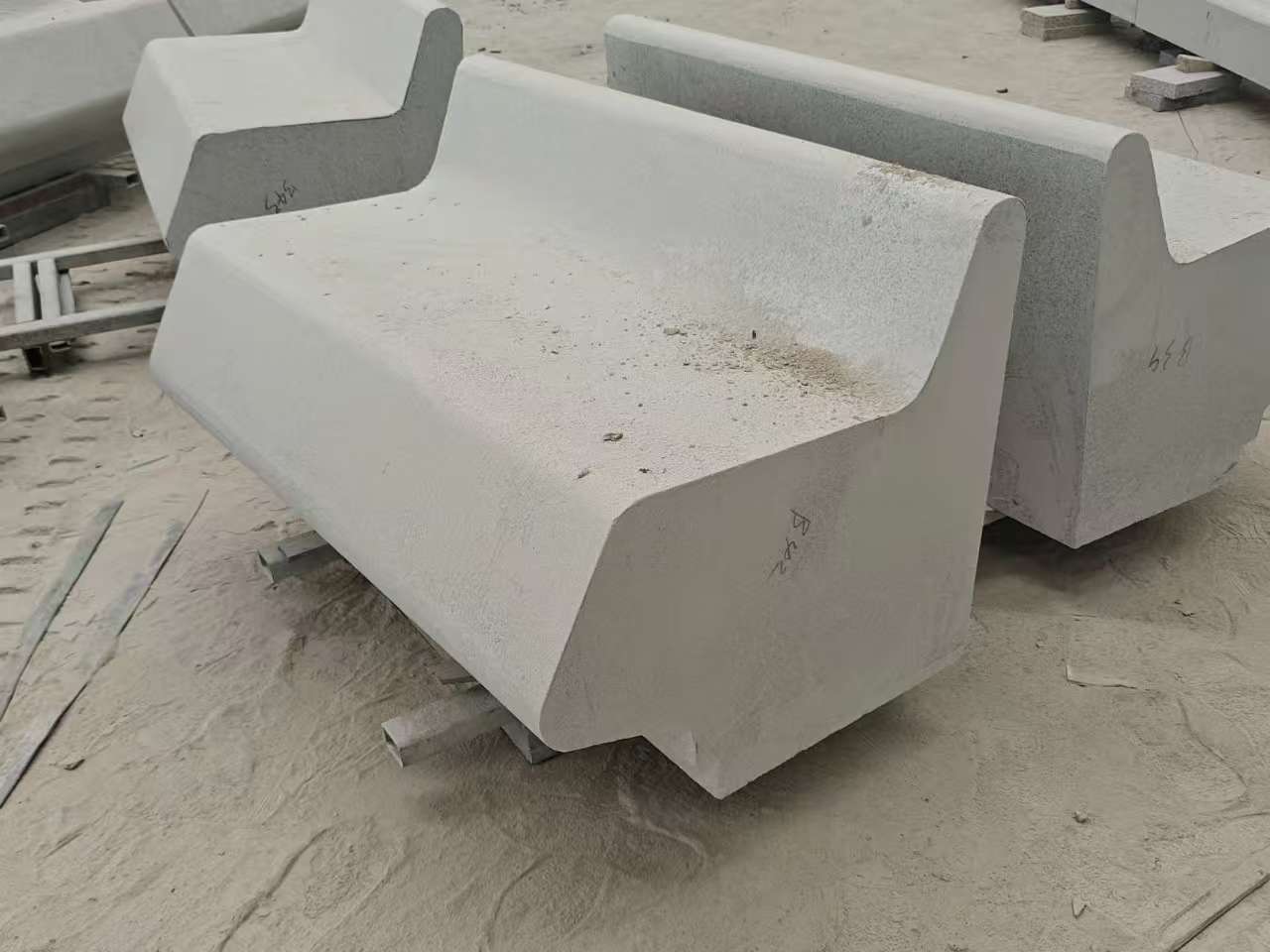 通辽 芝麻白花岗岩异形坐凳，石凳