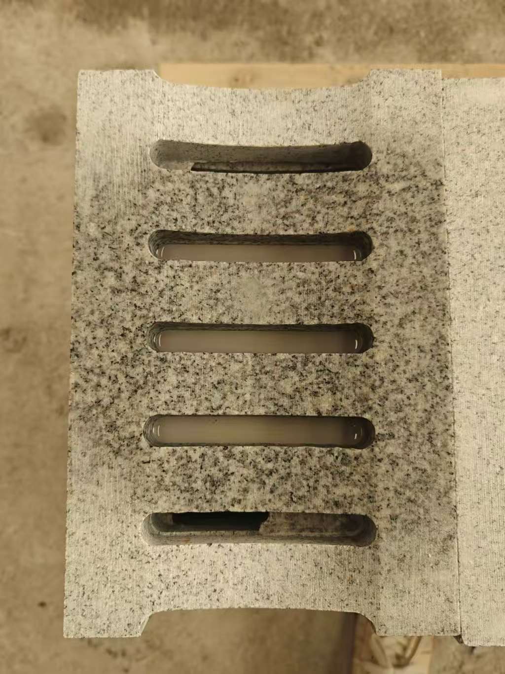 通辽 芝麻白拉丝面花岗岩U型开槽排水槽