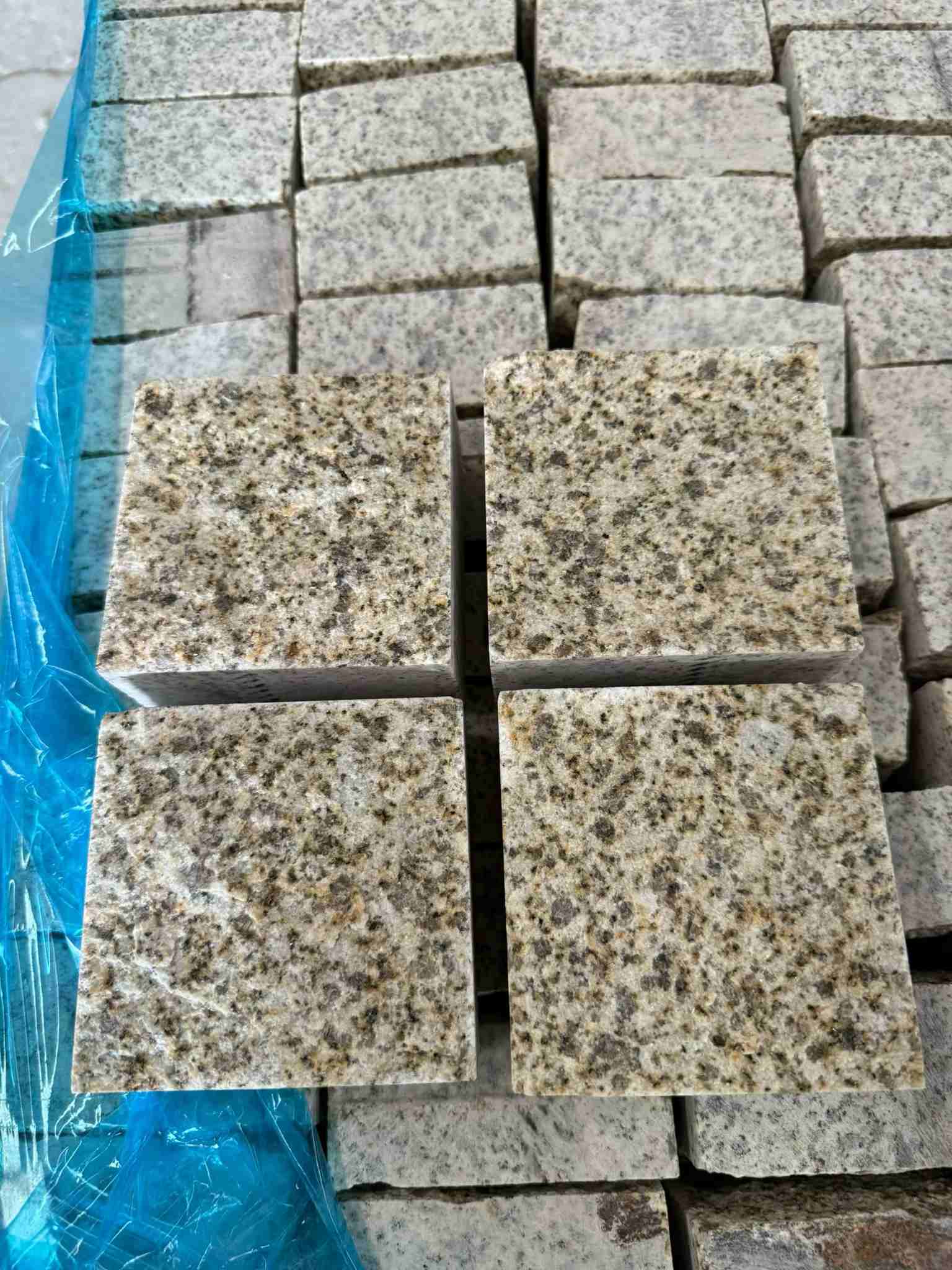 通辽 黄金麻花岗岩自然面小方块，弹石，马蹄石等