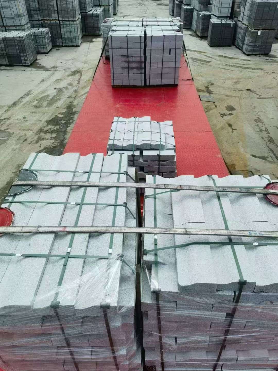 通辽 芝麻白仿形加直形路沿石出货日常