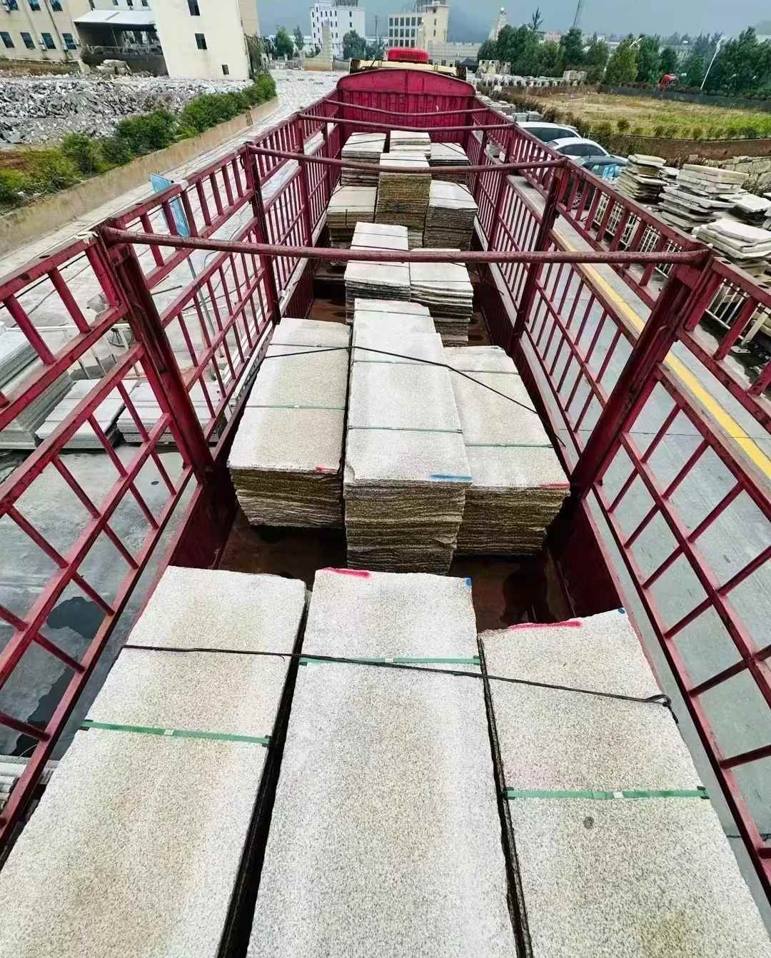 通辽 黄金麻花岗岩荔枝面，光面毛板装车完成