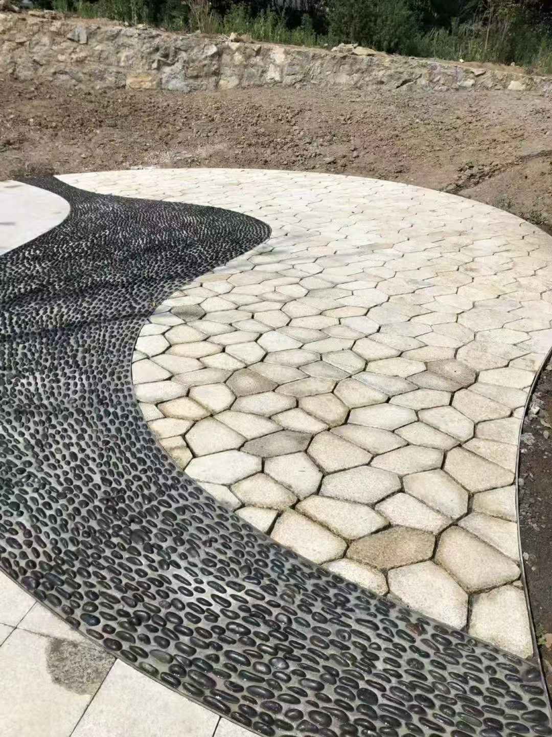 通辽 黄金麻冰裂纹地铺石工地铺装案例