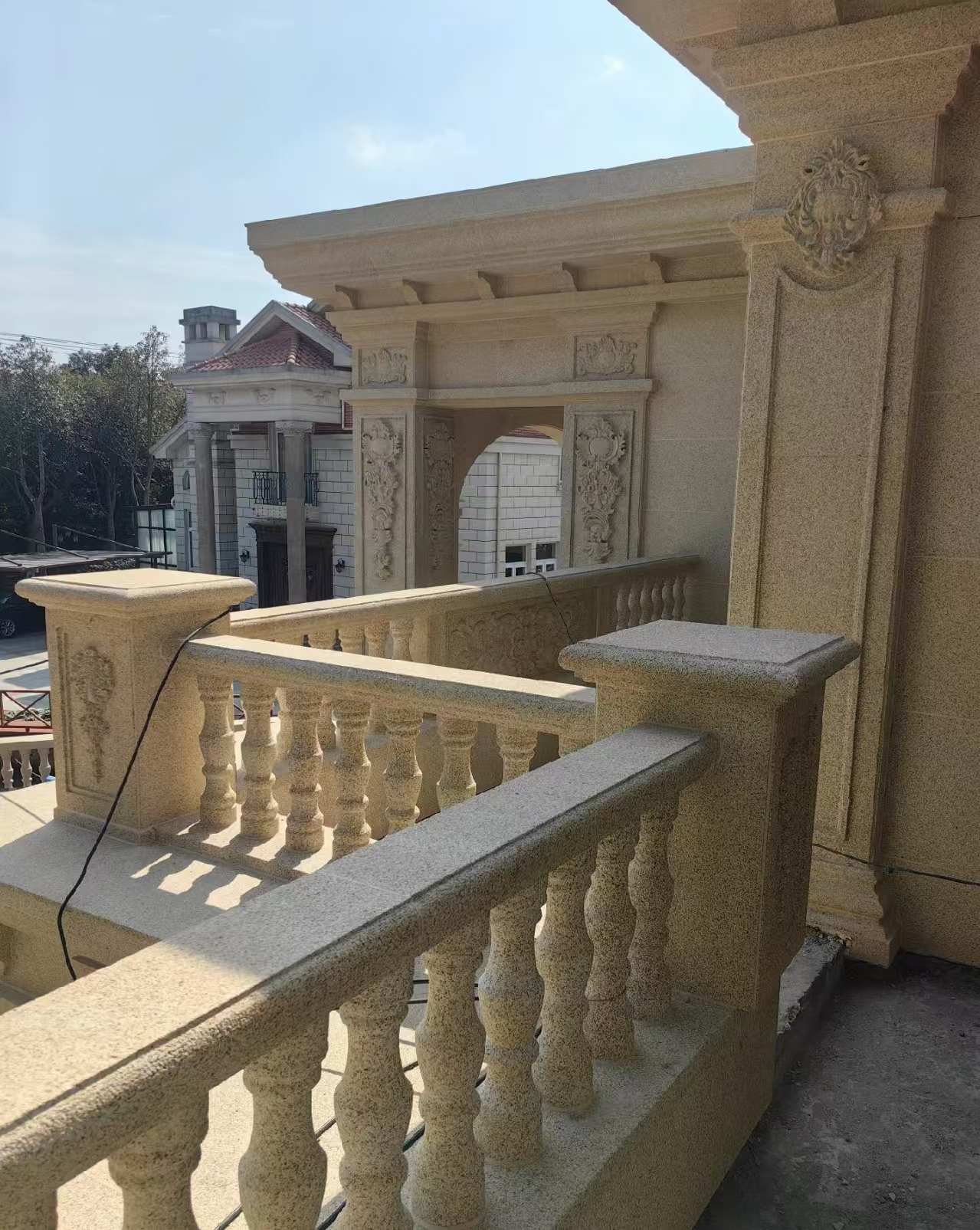 通辽 黄金麻别墅外墙干挂雕花配合阳台栏杆花瓶柱