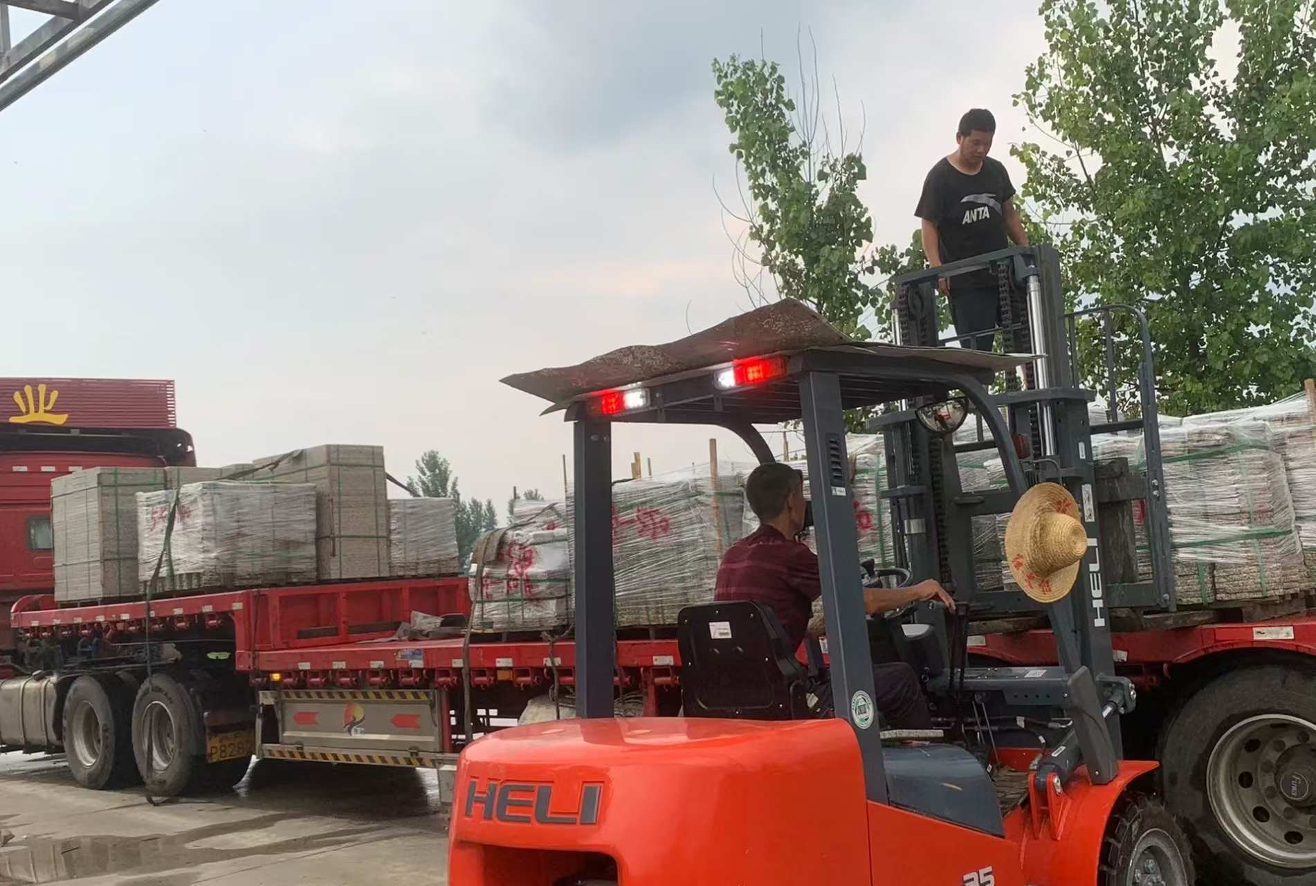 通辽 黄金麻冰裂纹，地铺石装车