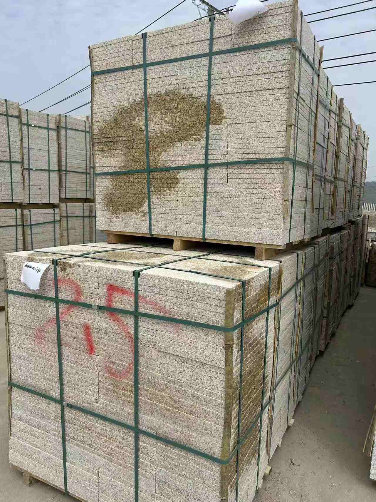 通辽 黄金麻花岗岩石材荔枝面地铺石2.5*300*600