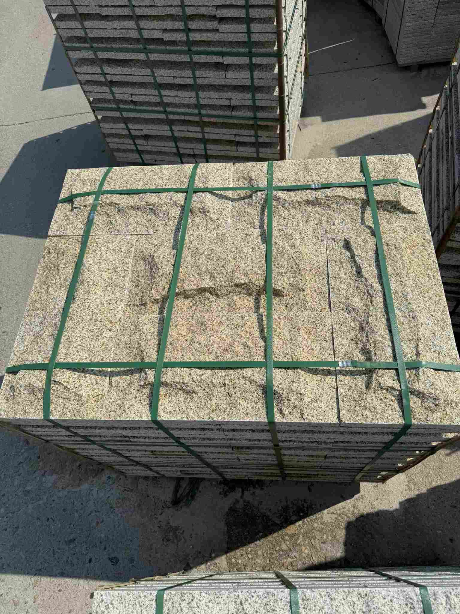 通辽 黄金麻花岗岩石材自然面蘑菇石成品