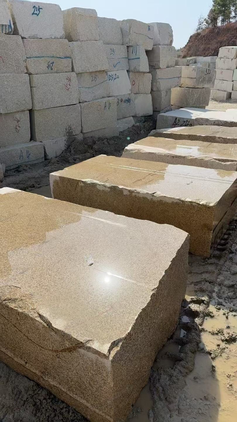 通辽 黄金麻方料堆场洗料分选中，原材料充足