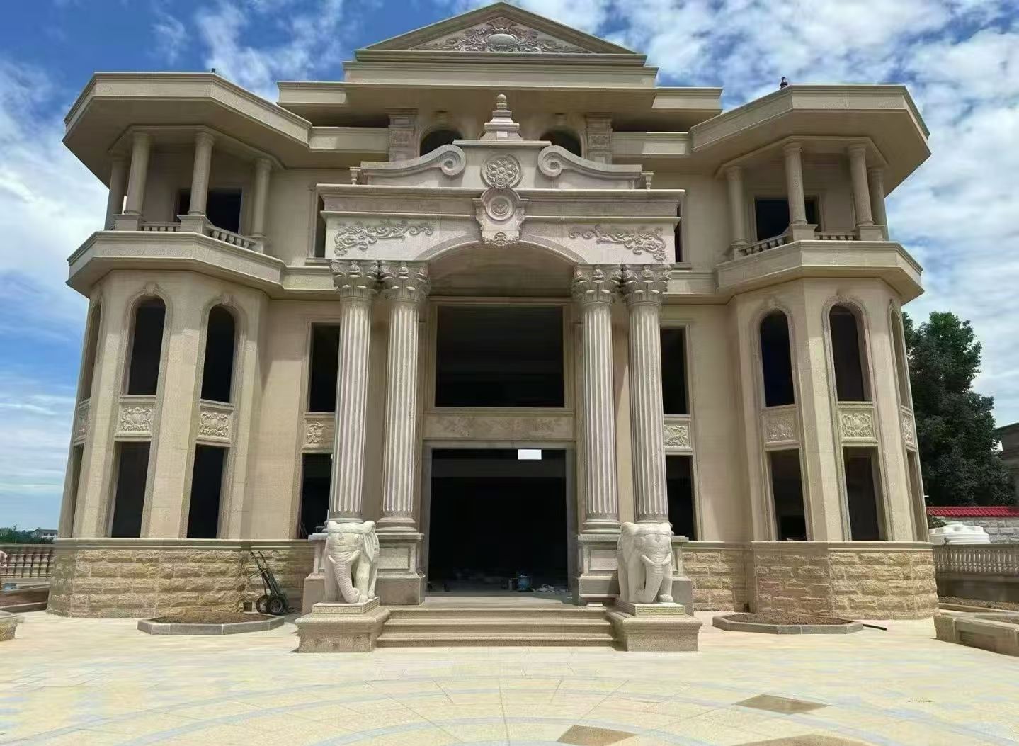 通辽 黄金麻别墅外墙干挂，大柱，大象，蘑菇石，雕花板