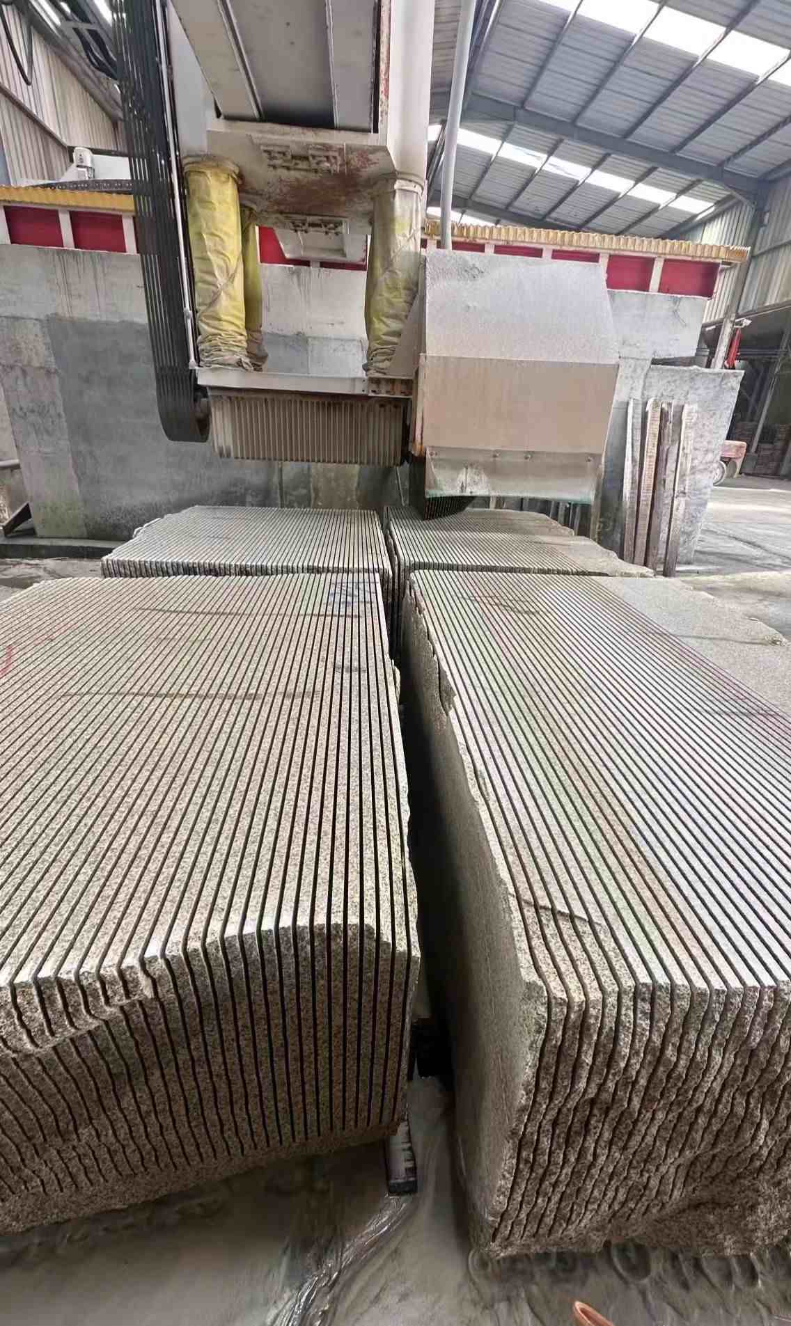 通辽 车间生产日常，黄金麻白麻花岗岩