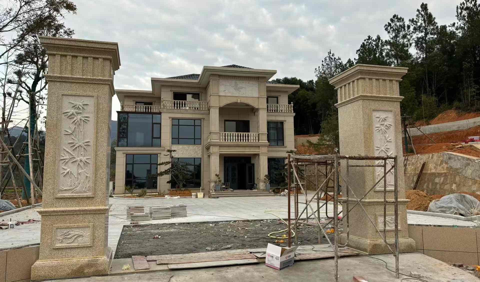 通辽 黄金麻花岗岩别墅雕花外墙干挂配上门口雕花罗马柱