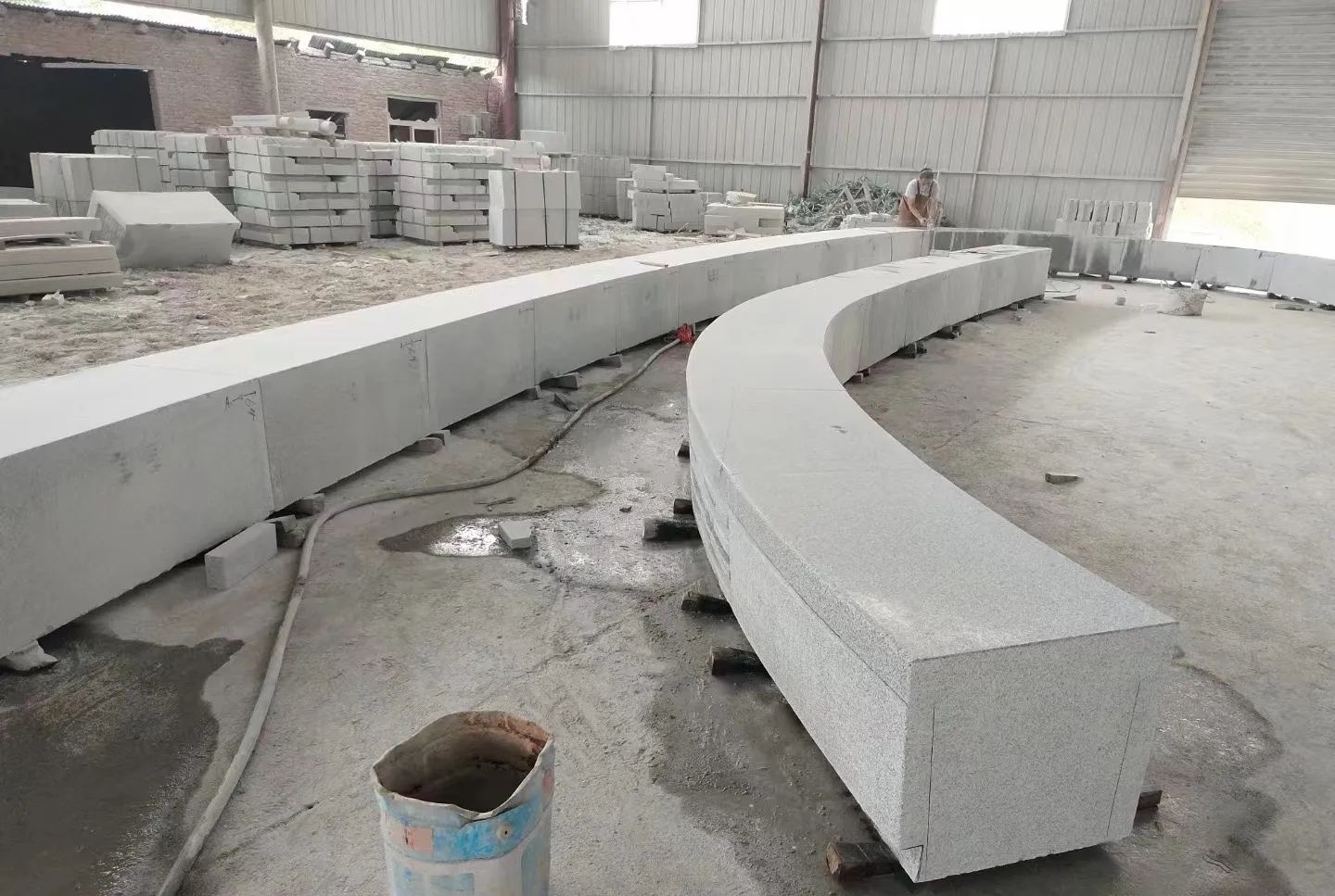 通辽芝麻白花岗岩石板材 园林光面弧形坐凳